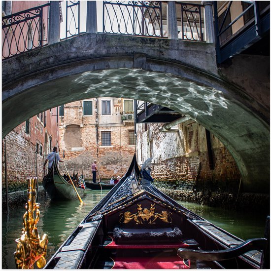 Poster (Mat) - Traditionele Italiaanse Gondel door de Wateren van Venetië - 50x50 cm Foto op Posterpapier met een Matte look