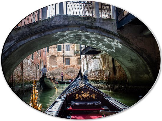 Dibond Ovaal - Traditionele Italiaanse Gondel door de Wateren van Venetië - 40x30 cm Foto op Ovaal (Met Ophangsysteem)