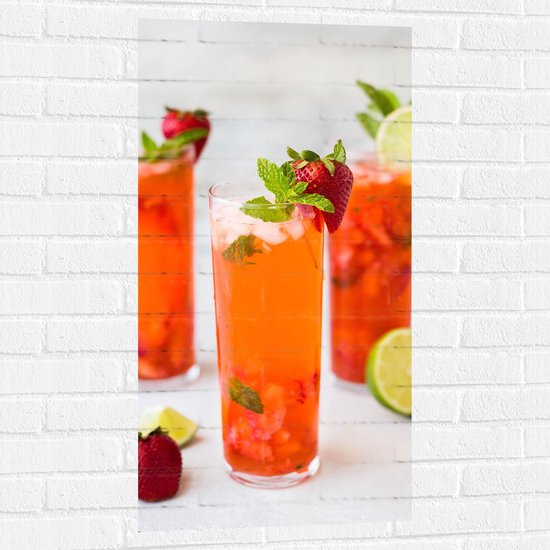 Muursticker - Oranje Drankje met Aardbei en Limoen - 50x100 cm Foto op Muursticker