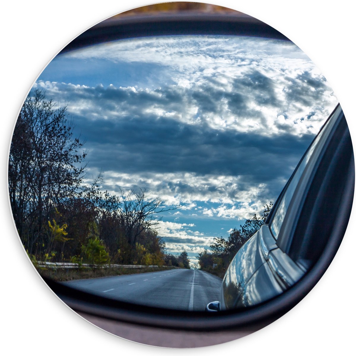 PVC Schuimplaat Muurcirkel - Uitzicht op Bomen langs de Weg vanuit Autospiegel - 60x60 cm 