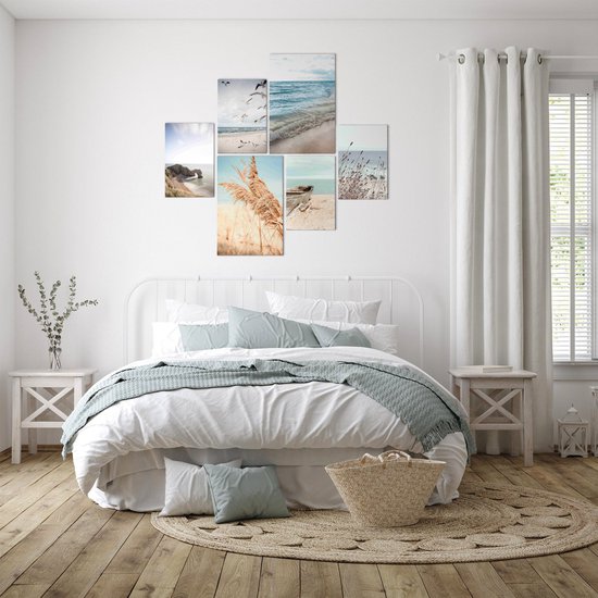 Elegante Gouden Pauw op Roze Achtergrond van Art & Soul Creations op canvas, behang en meer