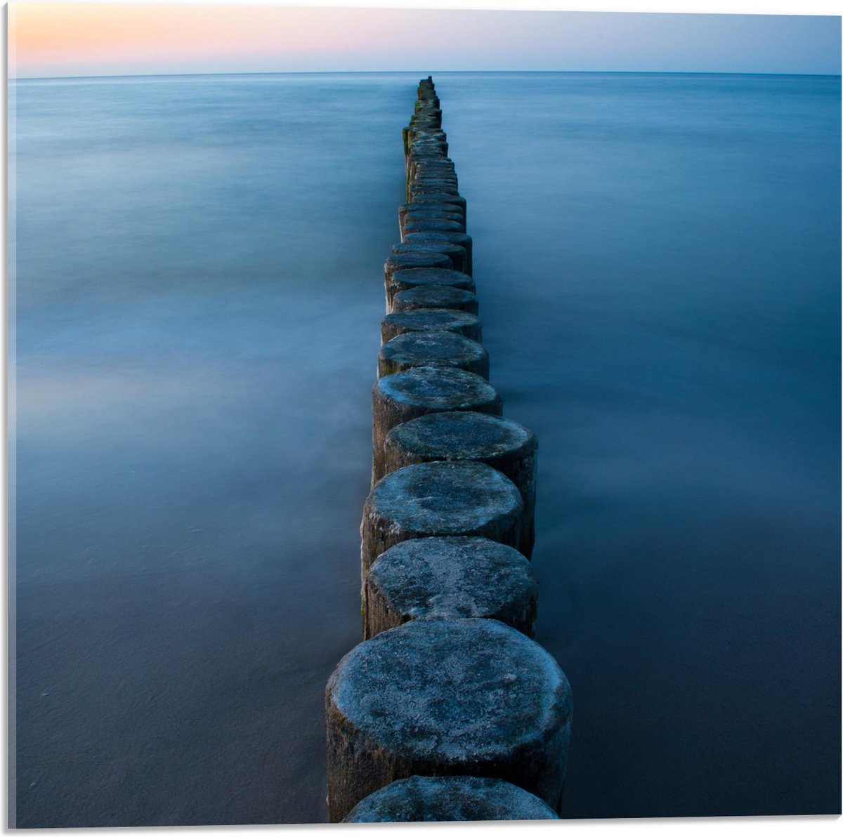Acrylglas - Strand - Zand - Zee - Palen - Hout - 50x50 cm Foto op Acrylglas (Met Ophangsys