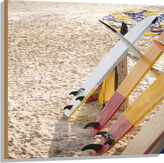 Hout - Surfborden bij Tentje op het Strand - 80x80 cm - 9 mm dik - Foto op Hout (Met Ophangsysteem)
