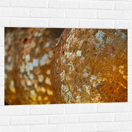 Muursticker - Close-up van Bolvormige Gouden Ballen - 90x60 cm Foto op Muursticker