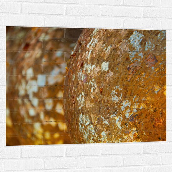 Muursticker - Close-up van Bolvormige Gouden Ballen - 100x75 cm Foto op Muursticker