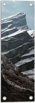 Tuinposter – Bergen - Sneeuw - Bomen - Stenen - 20x60 cm Foto op Tuinposter (wanddecoratie voor buiten en binnen)