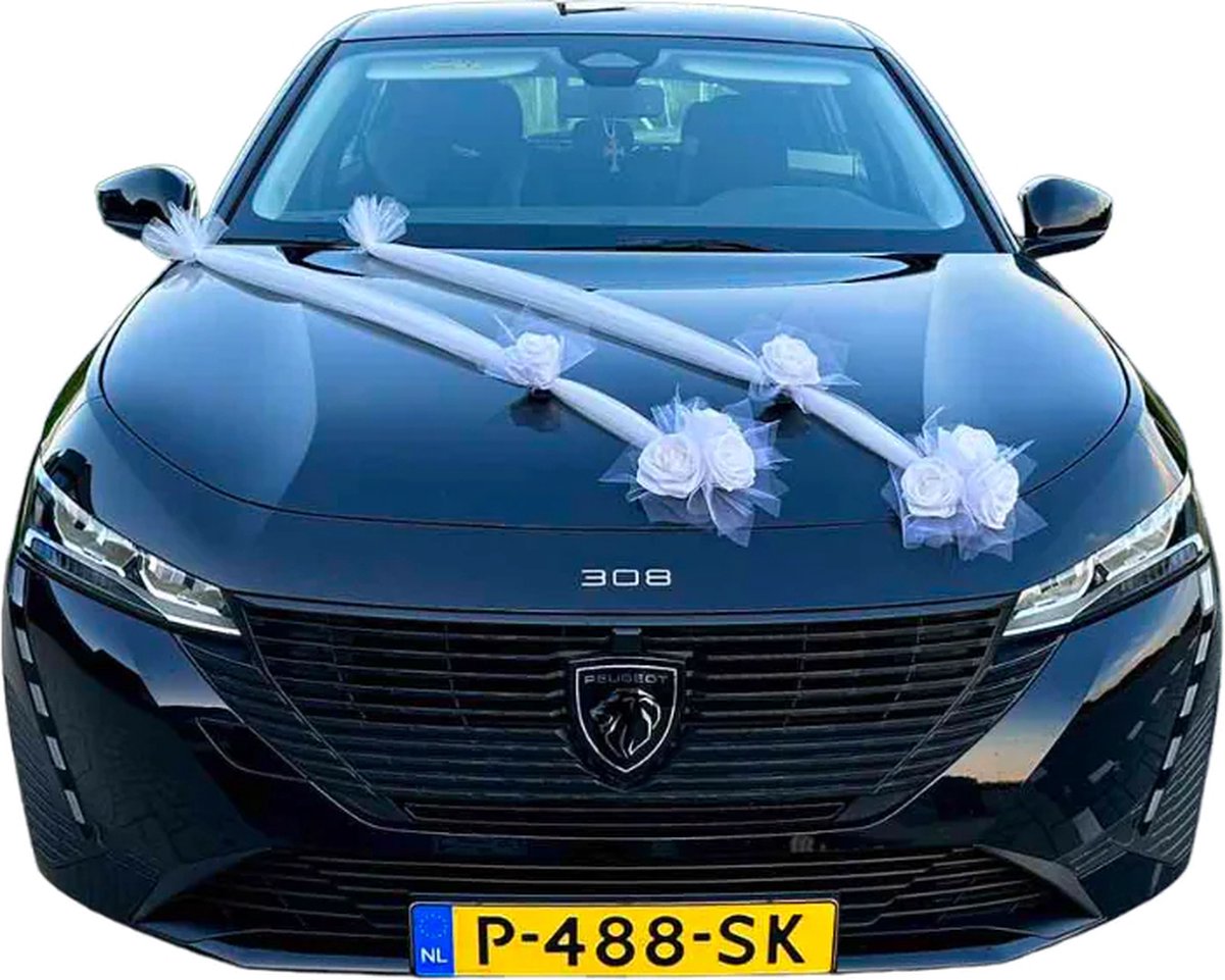 AUTODECO.NL - Ana Wit Auto Versiering Bruiloft - Trouwauto Decoratie witte tule - wit bloemstuk - Autodecoratie - witte Rozen & Tule - Motorkap Versiering - Autobloemstuk Bruiloft - Bloemen op de Auto - Bloemen op de Motorkap - Trouwerij - Huweli
