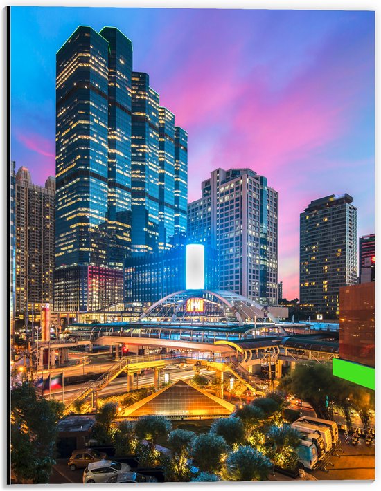 Dibond - Uitzicht op Gebouwen in Verlicht Bangkok, Thailand - 30x40 cm Foto op Aluminium (Wanddecoratie van metaal)