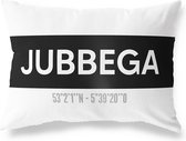 Tuinkussen JUBBEGA - FRIESLAND met coördinaten - Buitenkussen - Bootkussen - Weerbestendig - Jouw Plaats - Studio216 - Modern - Zwart-Wit - 50x30cm