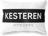 Tuinkussen KESTEREN - GELDERLAND met coördinaten - Buitenkussen - Bootkussen - Weerbestendig - Jouw Plaats - Studio216 - Modern - Zwart-Wit - 50x30cm