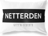 Tuinkussen NETTERDEN - GELDERLAND met coördinaten - Buitenkussen - Bootkussen - Weerbestendig - Jouw Plaats - Studio216 - Modern - Zwart-Wit - 50x30cm