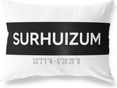 Tuinkussen SURHUIZUM - FRIESLAND met coördinaten - Buitenkussen - Bootkussen - Weerbestendig - Jouw Plaats - Studio216 - Modern - Zwart-Wit - 50x30cm