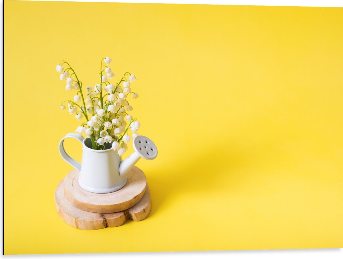 Dibond - Boeket in Gieter met Gele Achtergrond - 80x60 cm Foto op Aluminium (Met Ophangsys
