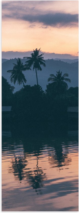 Poster Glanzend – Bergen - Water - Huisjes - Bomen - palmbomen - 30x90 cm Foto op Posterpapier met Glanzende Afwerking