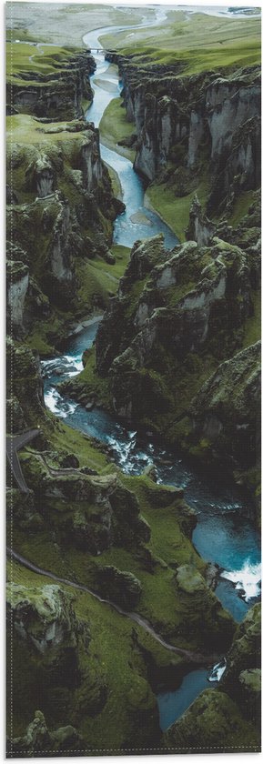 Vlag - Bergen - Rivier - Water - Gras - Groen - 20x60 cm Foto op Polyester Vlag