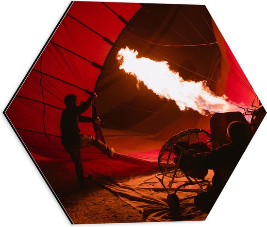 Dibond Hexagon - Vuur in Doek van Rode Luchtballon - 40x34.8 cm Foto op Hexagon (Met Ophangsysteem)