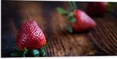 Dibond - Aardbeien op Houten Tafel - 100x50 cm Foto op Aluminium (Met Ophangsysteem)