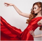 Poster Glanzend – Charmante Roodharige Vrouw in Rode Satijnen Dansende Jurk - 50x50 cm Foto op Posterpapier met Glanzende Afwerking