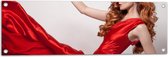 Tuinposter – Charmante Roodharige Vrouw in Rode Satijnen Dansende Jurk - 90x30 cm Foto op Tuinposter (wanddecoratie voor buiten en binnen)