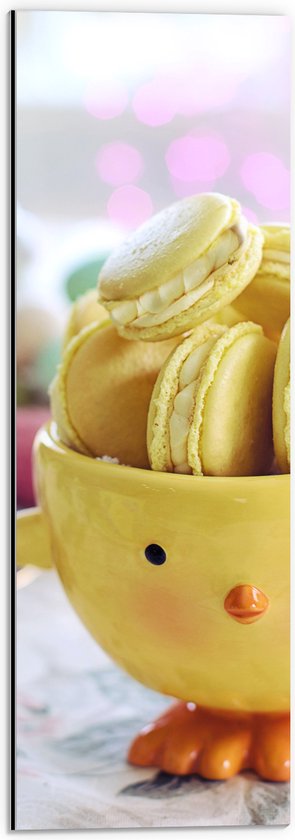 Dibond - Gele Macarons Gevuld in een Schaaltje Gevormd van een Kuiken - 20x60 cm Foto op Aluminium (Met Ophangsysteem)