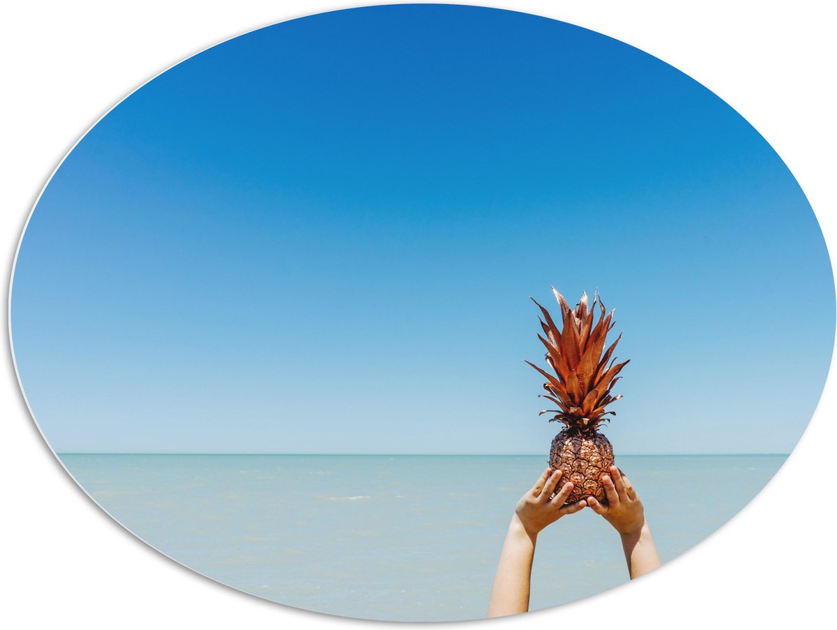 PVC Schuimplaat Ovaal - Ananas in Handen bij het Water - 108x81 cm Foto op Ovaal (Met Ophangsysteem)