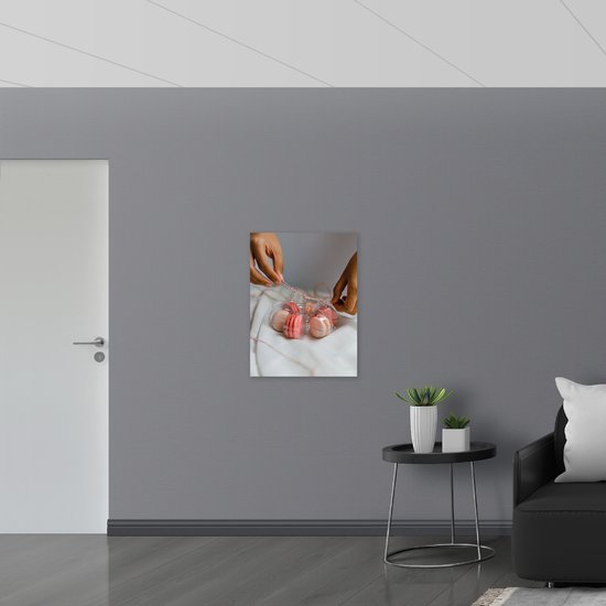 PVC Schuimplaat - Macarons in Plastic Bakje met Strik - 60x80 cm Foto op PVC Schuimplaat (Met Ophangsysteem)