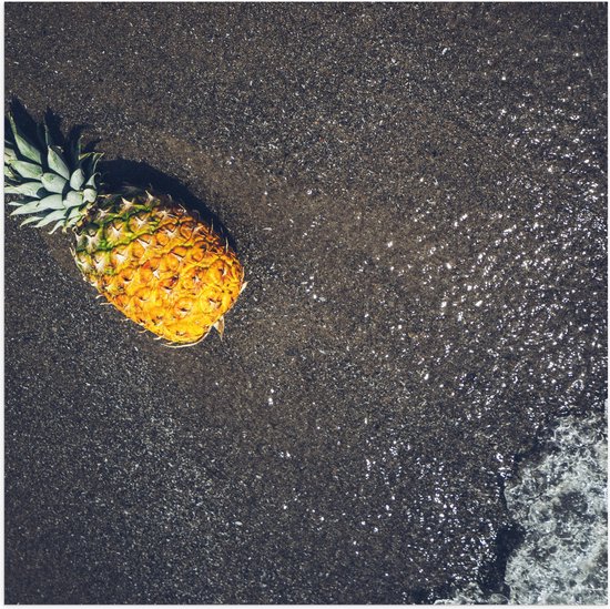 Poster Glanzend – Ananas op het Strand met Zee - 50x50 cm Foto op Posterpapier met Glanzende Afwerking