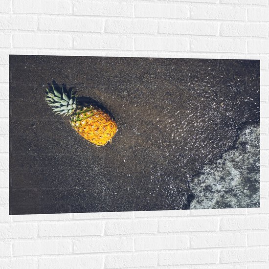 Muursticker - Ananas op het Strand met Zee - 105x70 cm Foto op Muursticker