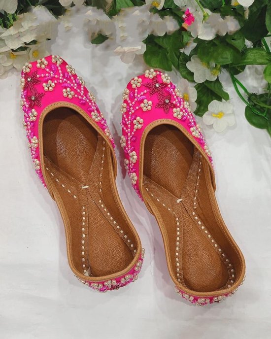 Indiase schoenen / punjabi jutti maat 39 hot pink beads and tilla embroidery