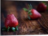 Dibond - Aardbeien op Houten Tafel - 80x60 cm Foto op Aluminium (Met Ophangsysteem)