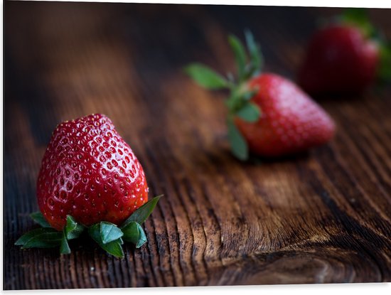 Dibond - Aardbeien op Houten Tafel - 80x60 cm Foto op Aluminium (Met Ophangsysteem)