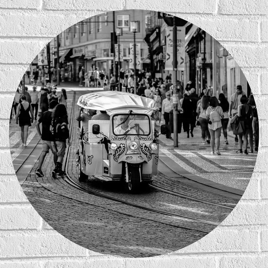Muursticker Cirkel - Tuktuk Rijdend door de Straten van Nederlandse Stad (Zwart- wit) - 70x70 cm Foto op Muursticker