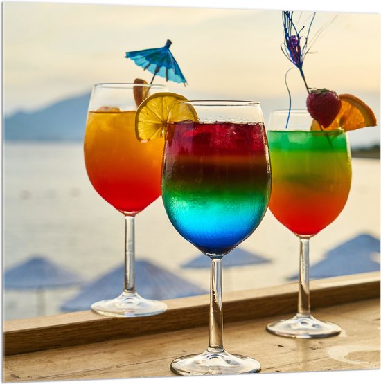 Acrylglas - Kleurrijke Cocktails met Uitzicht op Zee - 100x100 cm Foto op Acrylglas (Wanddecoratie op Acrylaat)