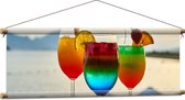 Textielposter - Kleurrijke Cocktails met Uitzicht op Zee - 90x30 cm Foto op Textiel