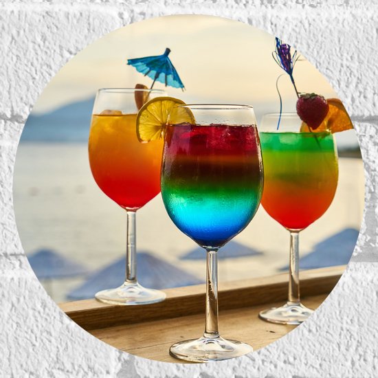 Muursticker Cirkel - Kleurrijke Cocktails met Uitzicht op Zee - 20x20 cm Foto op Muursticker