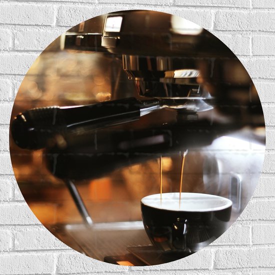 Muursticker Cirkel - Foto van Koffiekopje onder Professioneel Koffiezetapparaat - 80x80 cm Foto op Muursticker