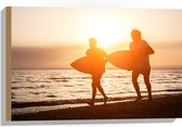 Hout - Duo met Surfplanken op het Strand tijdens de Ondergaande Zon - 60x40 cm - 9 mm dik - Foto op Hout (Met Ophangsysteem)