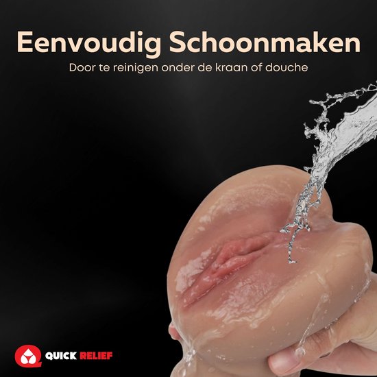 Een Aisha masturbator wordt schoongemaakt onder stromend water.