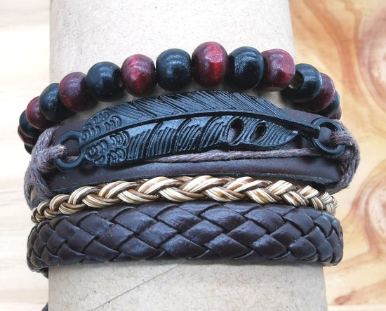 Foto: Stoere heren armband set van 4 verschillende bandjes waarvan leer hout kralen textiel zelf in grootte instelbaar 