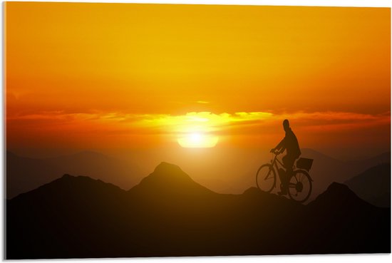 Acrylglas - Silhouet van Man Fietsend over Kronkelende Bergtoppen bij Felkleurige Zonsondergang - 75x50 cm Foto op Acrylglas (Met Ophangsysteem)