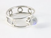 Fijne opengewerkte zilveren ring met regenboog maansteen - maat 17