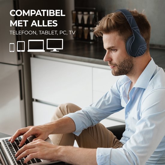 Man met lichtblauwe blouse draagt een donkerblauwe PowerLocus koptelefoon met geometrisch patroon en typt op een laptop. Compatibel met telefoon, tablet, pc, tv.