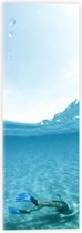 Acrylglas - Water - Zee - Persoon - Duiken - Snorkelen - Blauw - 20x60 cm Foto op Acrylglas (Wanddecoratie op Acrylaat)