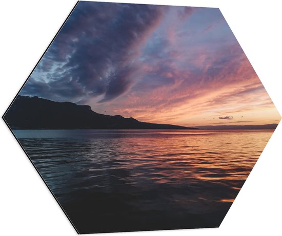 Dibond Hexagon - Water - Zee - Bergen - Wolken - Kleuren - 70x60.9 cm Foto op Hexagon (Met Ophangsysteem)
