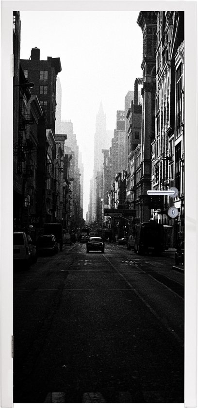 Deursticker Auto rijdt door een rustige straat in New York in zwart-wit - 95x235 cm - Deurposter