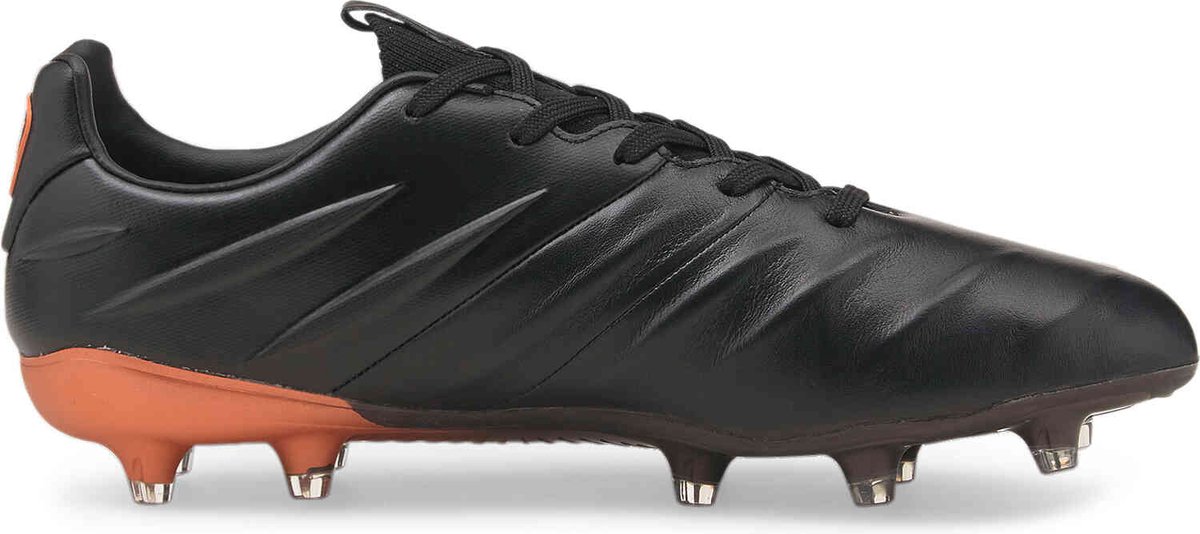Puma King Platinum 21 FG/AG voetbalschoenen in zwart met oranje details, ontworpen voor senioren.
