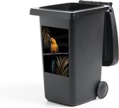 Container sticker VogelKerst illustraties - Een papegaai zit op een tak tegen een zwarte achtergrond Klikosticker - 40x60 cm - kliko sticker - weerbestendige containersticker