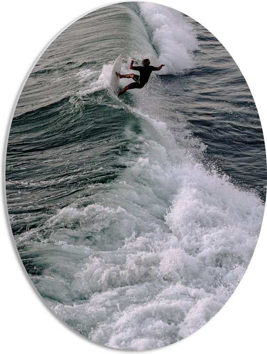 PVC Schuimplaat Ovaal - Water - Zee - Persoon - Golven - Surfen - 42x56 cm Foto op Ovaal (Met Ophangsysteem)