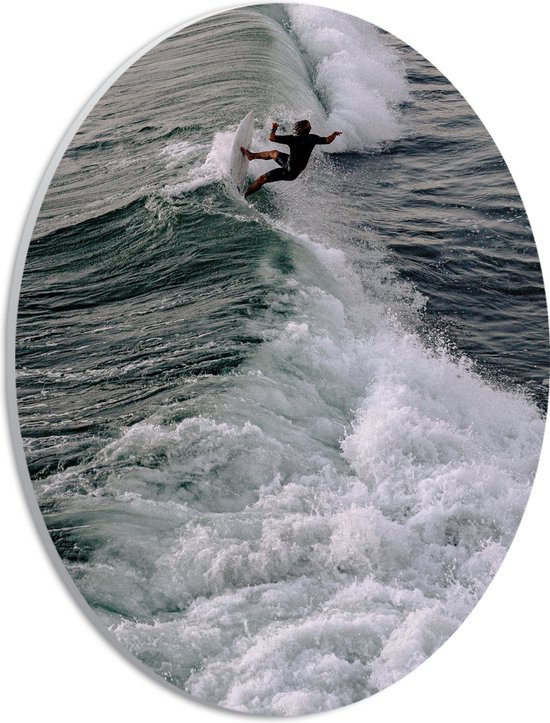 PVC Schuimplaat Ovaal - Water - Zee - Persoon - Golven - Surfen - 21x28 cm Foto op Ovaal (Met Ophangsysteem)