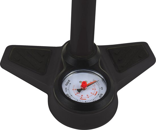 Zwarte fietspomp met een ronde manometer met rode wijzer en een breed voetstuk.
